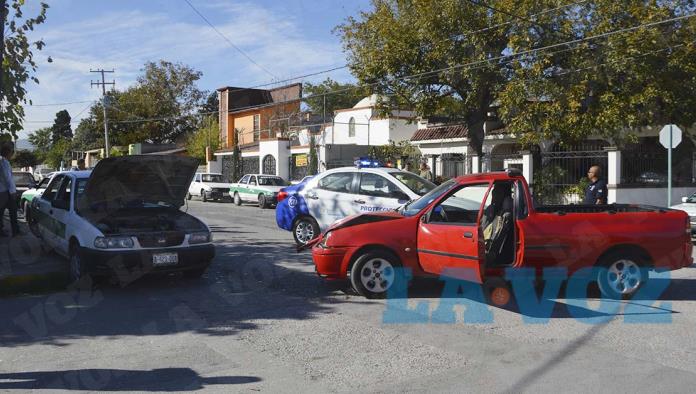 Termina carrera sobre banqueta