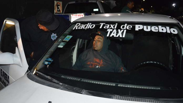 Se queda ebrio dormido en taxi