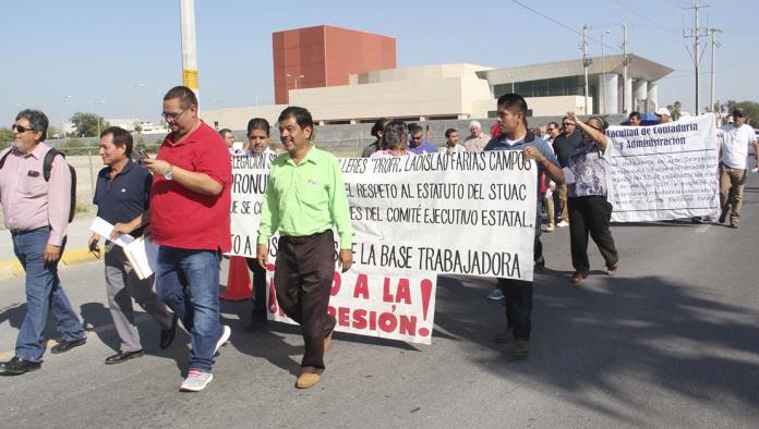 Protestan maestros contra sindicato