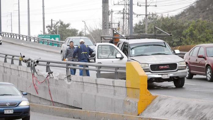 Reparan barandal dañado en choque