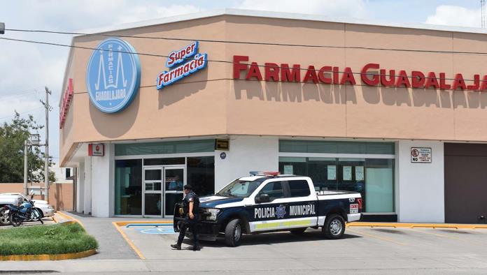 Roba mata cucarachas de una farmacia