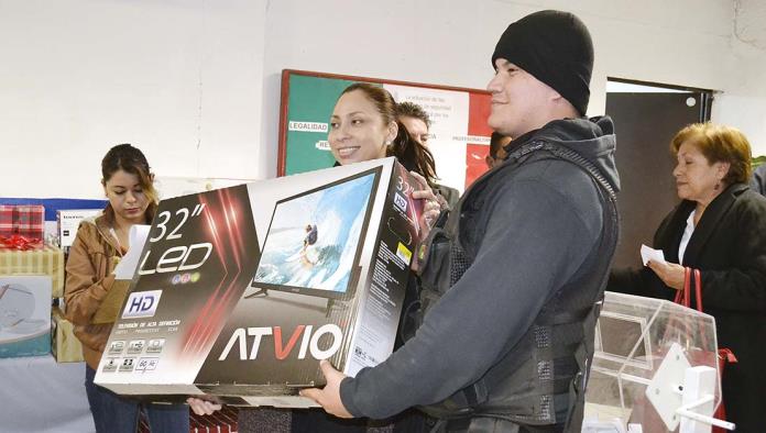 Rifan a policías regalos donados