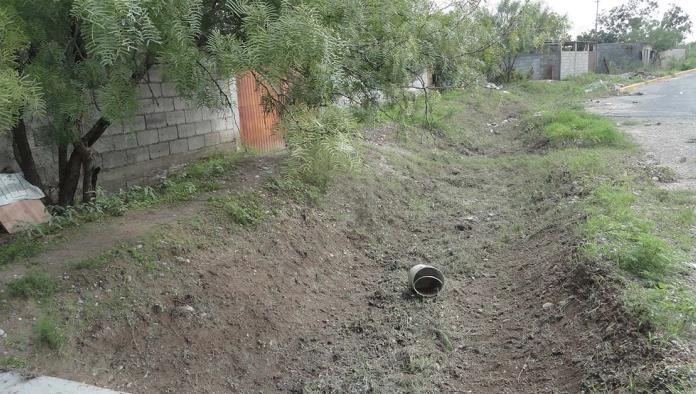 Acequia ensolvada causó inundación