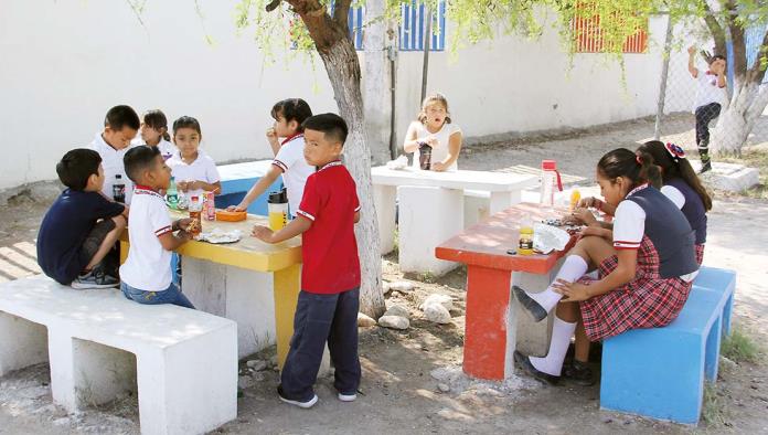 Acusan a padre de  robar en escuela