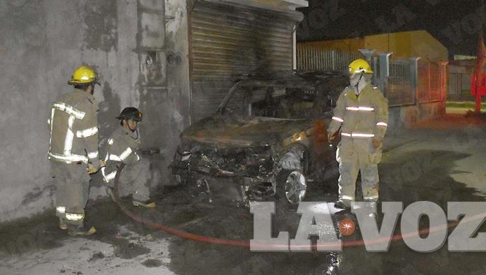 Incendian vehículo en Colonia Del Río