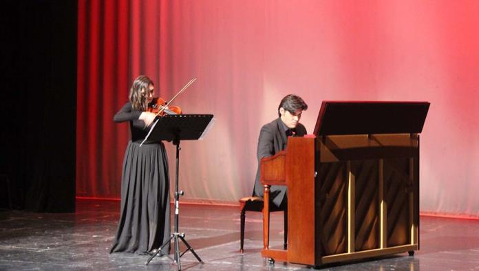 Disfrutan concierto de violín y piano de Carolina Aranda