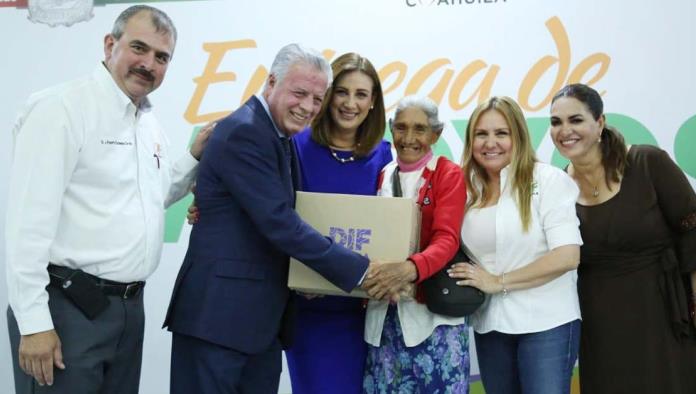 Entrega Marcela apoyos a adultos mayores y niños
