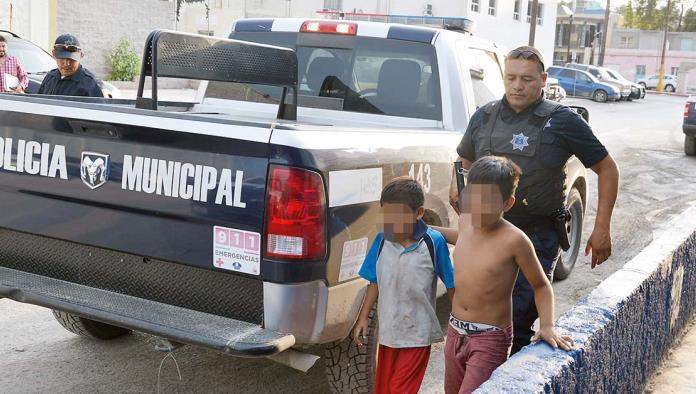 Vivían niños bajo huizache