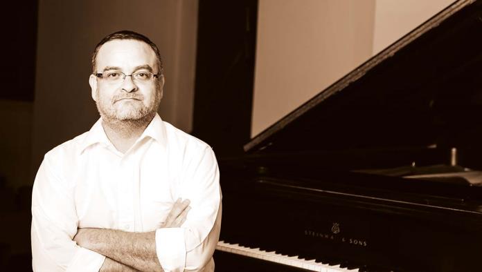 Compositor Roberto Carlos Flores, orgullo monclovense