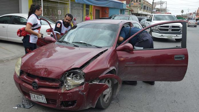 Lesiona a mujeres en fuerte choque