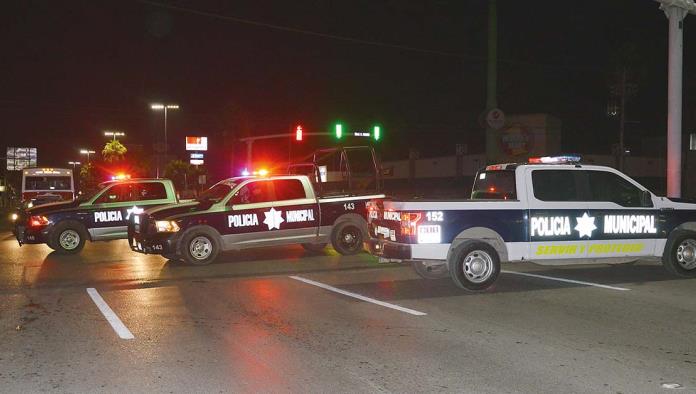 Roban vehículo afuera de un bar