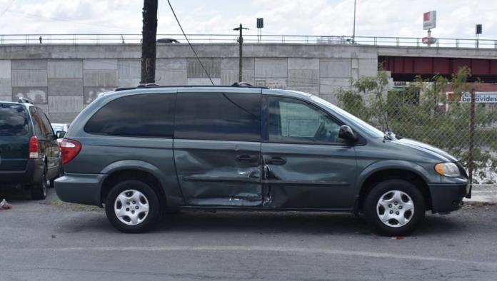 Choca con taxi y lo proyecta contra Van