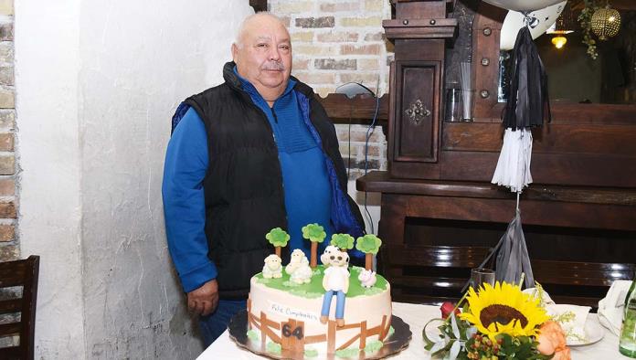 ADRIÁN SANDOVAL CUMPLE EN FAMILIA