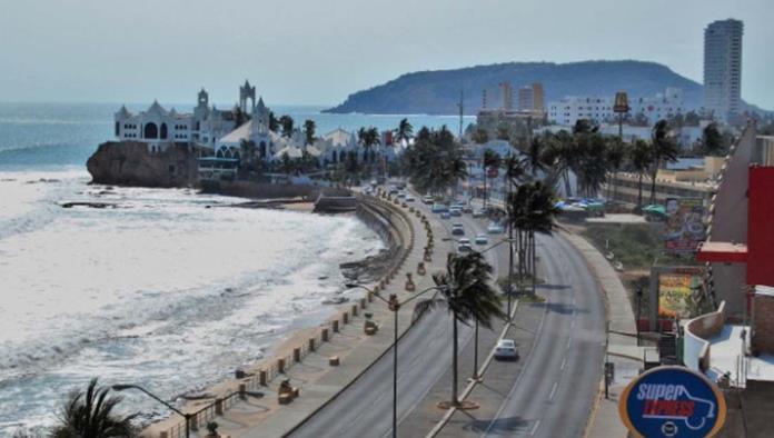 Mar de Mazatlán se traga a joven saltillense; Escuadrón Acuático no lo encuentra