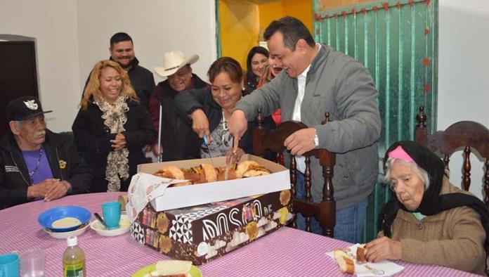 Festejan Día de Reyes en el asilo