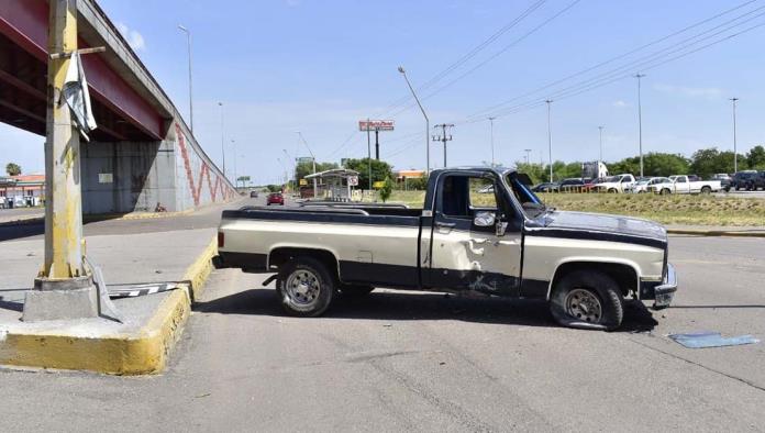 Choca camioneta y huye del lugar