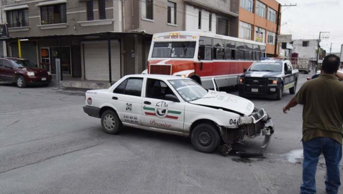 Se ‘vuela’ alto y choca auto