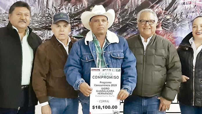 Entregan apoyos por 4.5 mdp a productores