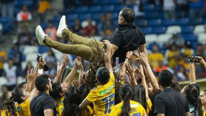 Chivas Femenil se lleva al técnico campeón