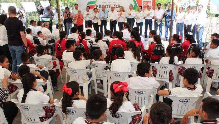 Regalan 250 árboles a escuelas y empresa