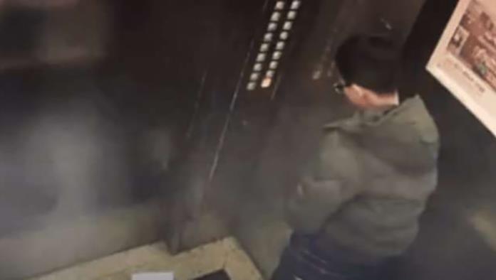 Video: Niño orina en botones de elevador, provoca cortocircuito