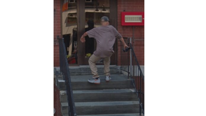 Google Maps muestra a un hombre cayendo por las escaleras