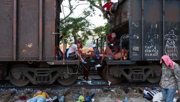 VIDEO.Migrante intenta subir a La Bestia y el tren le mutila un pie