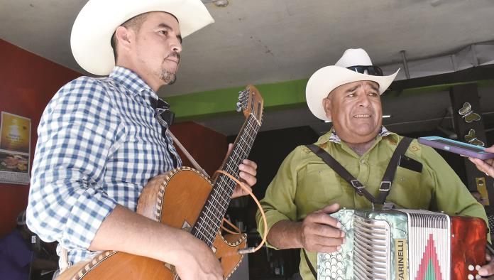 Para cantarle a papá; Los Cabalgantes Norteños recorren la ciudad con su música 