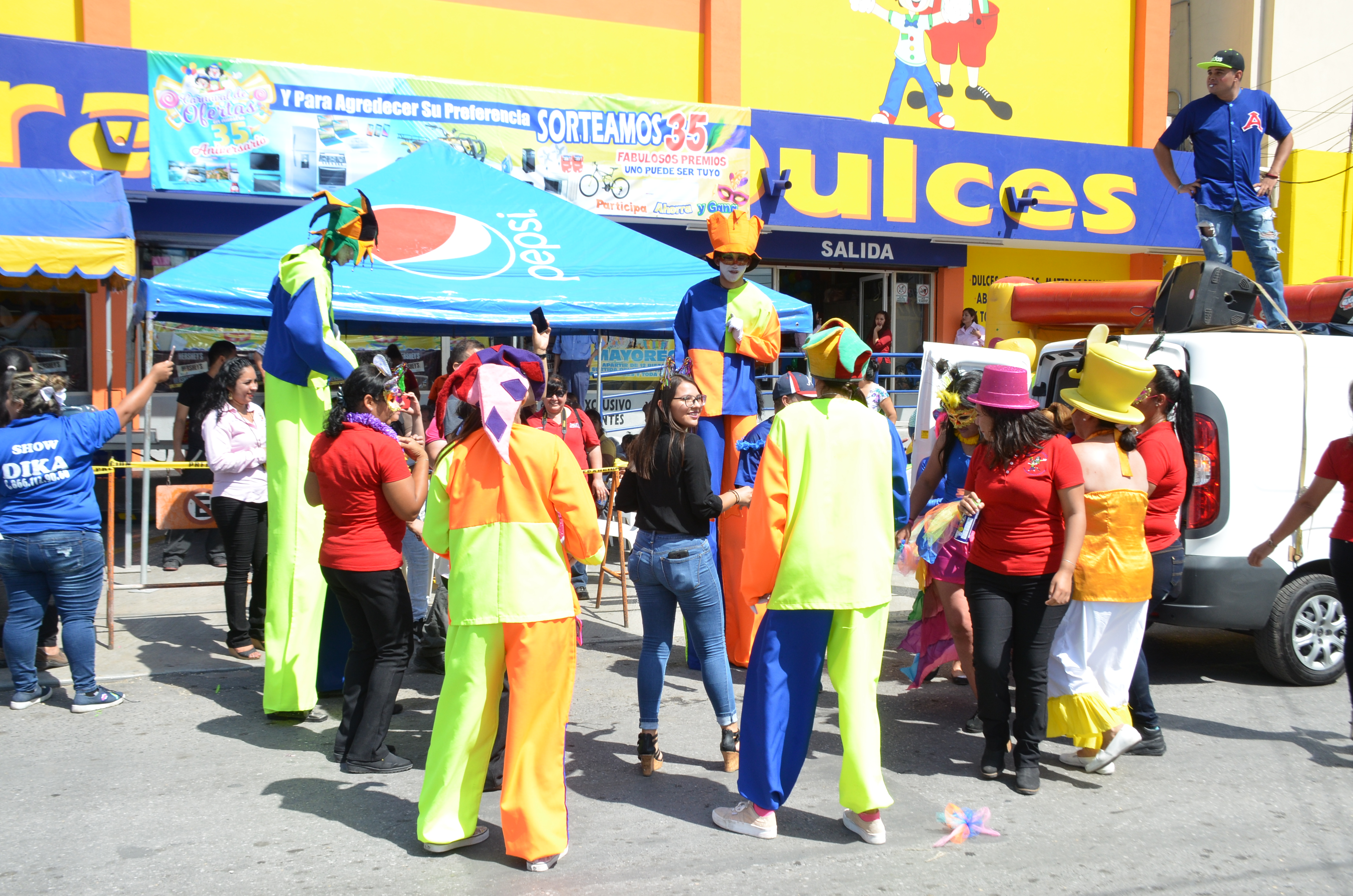 Con gran carnaval Celebra 35 años Central de Dulces