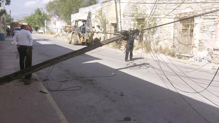 Cae poste de Telmex en la Zona Centro