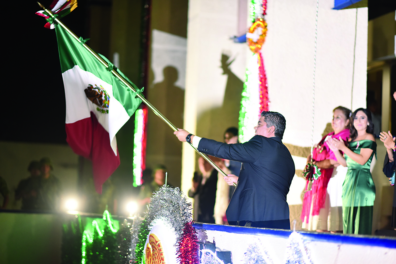 ¡Viva Mexico! Da Paredes grito con plaza llena
