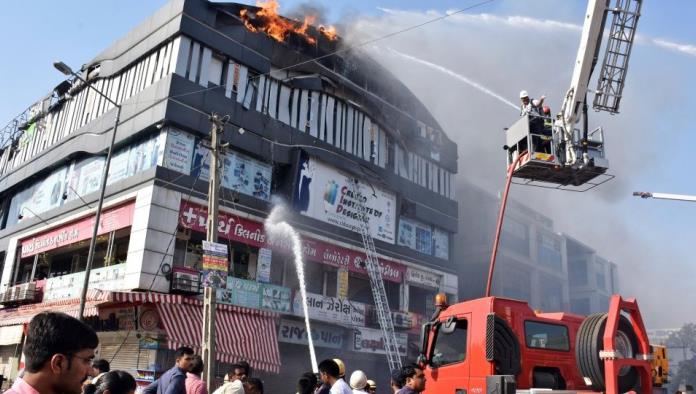 Mueren 17 estudiantes en incendio de un edificio en India