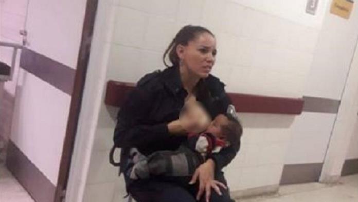 Se vuelve viral foto de mujer policía que amamanta bebé ajeno