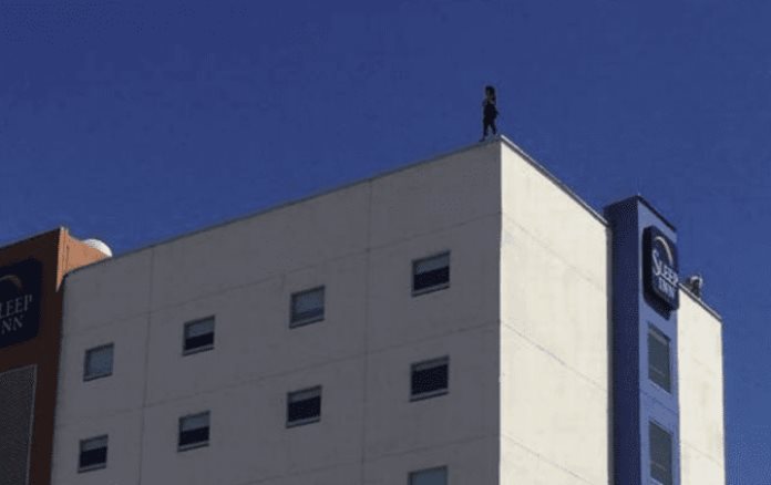 Una mujer se lanza desde la azotea de un hotel