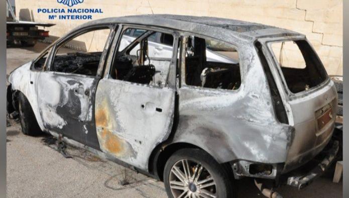 En venganza, mujer prende fuego a un carro con su novio adentro