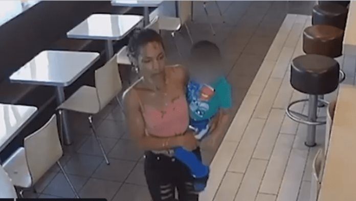 Mujer intenta robar a niño en un restauran de hamburguesas. Video