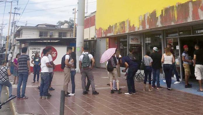 Largas filas para becas federales