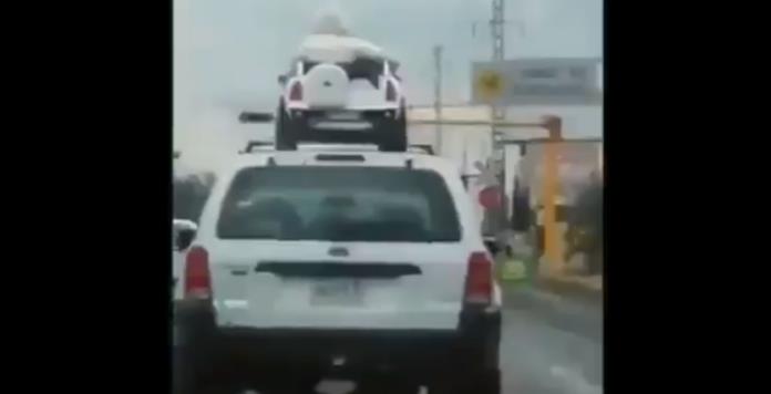Conductor transporta a sus hijos ¡sobre el toldo de la camioneta! (VIDEO)