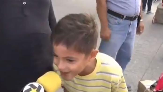 Niño avergüenza a su mamá en entrevista con inesperada respuesta (video)