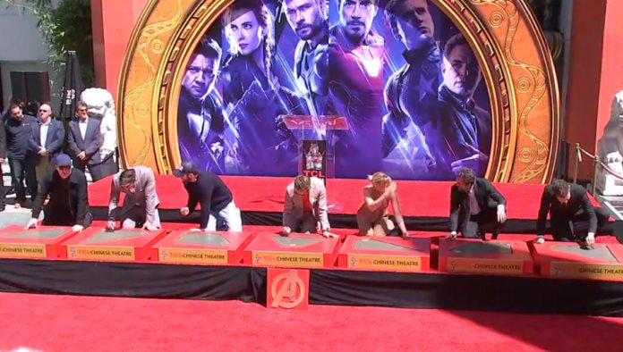 Actores de Avengers dejan su huella en el Paseo de la Fama