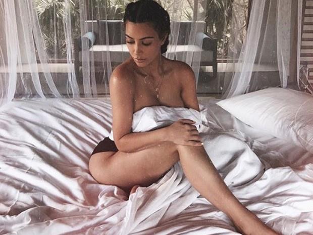 Kim Kardashian se desnuda para promocionar fragancia [FOTOS]
