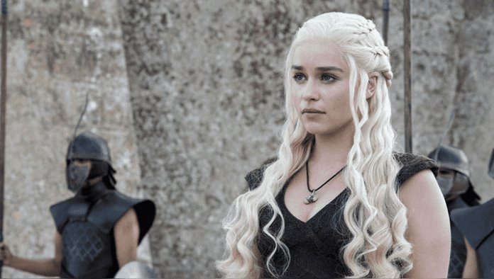 Emilia Clarke hace homenaje a la exitosa serie Game of Thrones con tatuaje