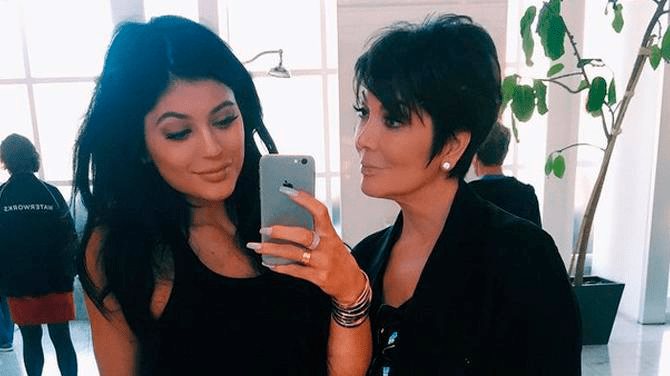 Mira a Kylie Jenner darle clases a Caitlyn Jenner sobre los filtros de Instagram