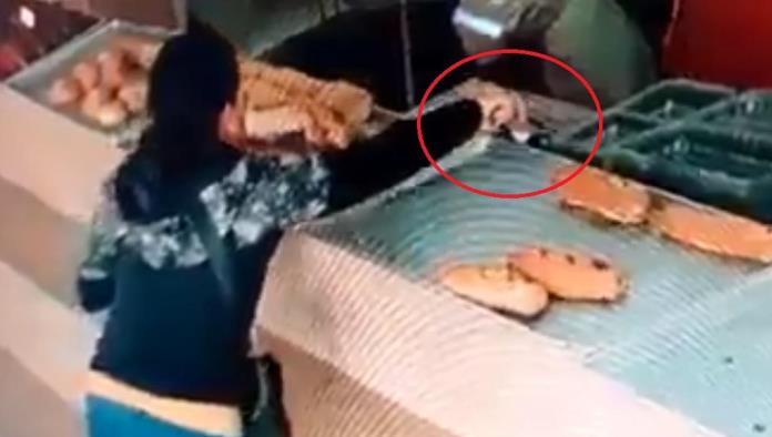 Mujer utiliza pinzas para robar celular y lo esconde en la charola de pan