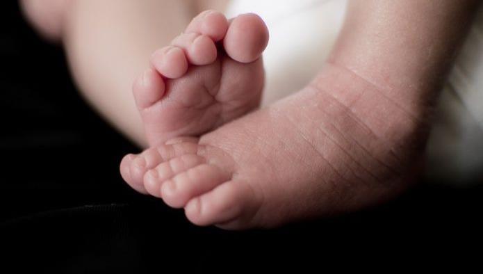 Mujer llega al hospital con caja de zapatos, llevaba a su bebé muerto