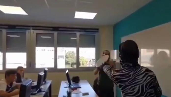 Arrestan a youtuber que aventó pastel en la cara de un profesor