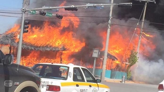 Incendio consume restaurante de mariscos en Saltillo