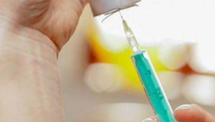 Político antivacunas es hospitalizado por contraer varicela