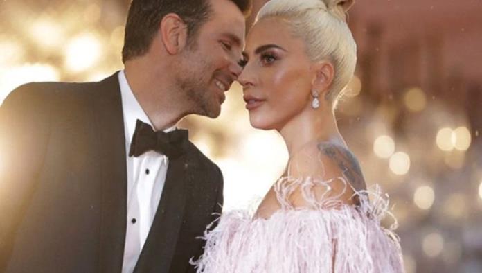 Lady Gaga deja atrás a Bradley Cooper y presume nuevo novio