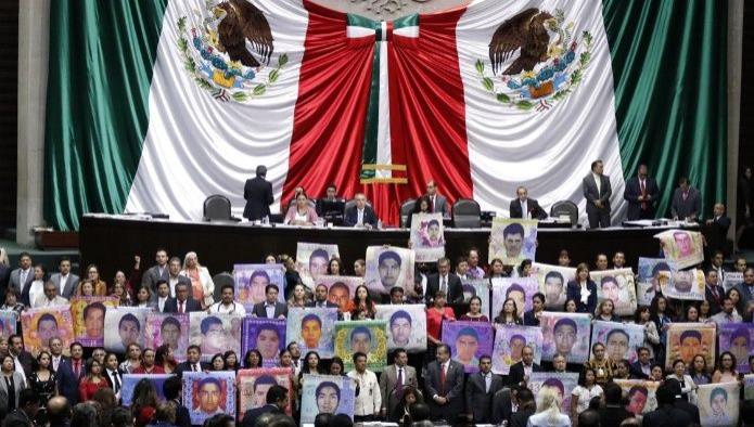 Recuerdan a los 43 normalistas de Ayotzinapa en San Lázaro